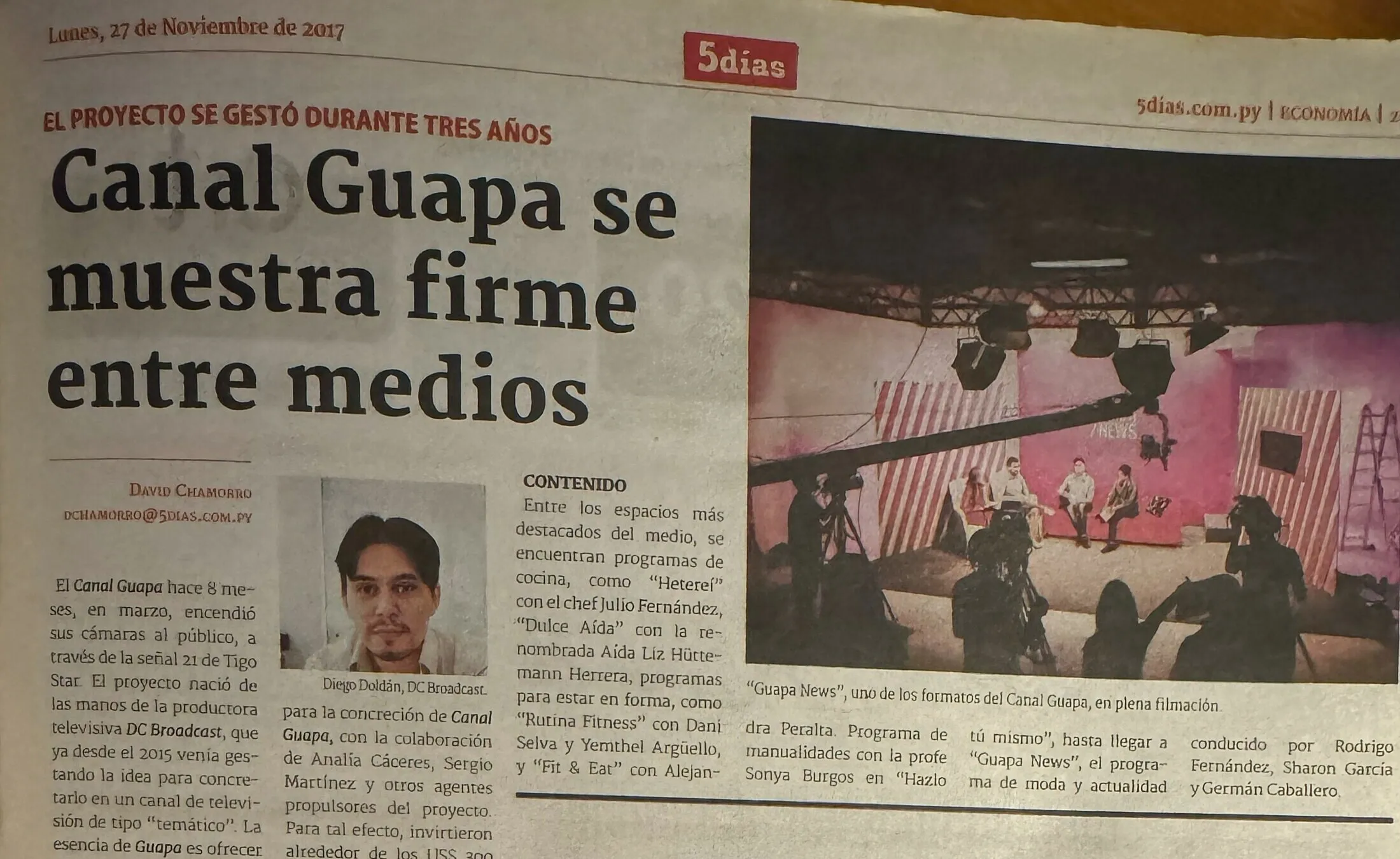 Detalle del titular y la foto de Guapa News en plena filmación